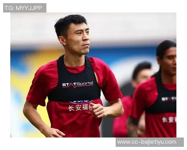 郑铮惊艳吊门击中横梁门将无奈目送球飞过 郑铮惊艳吊门击中横梁门将无奈目送球飞过